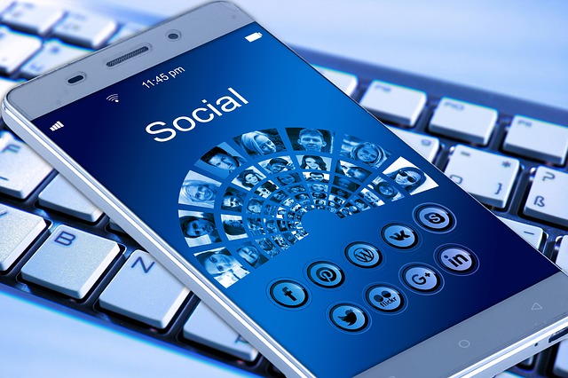 sociální sítě a mobil