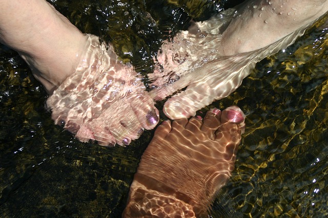 nohy ve vodě
